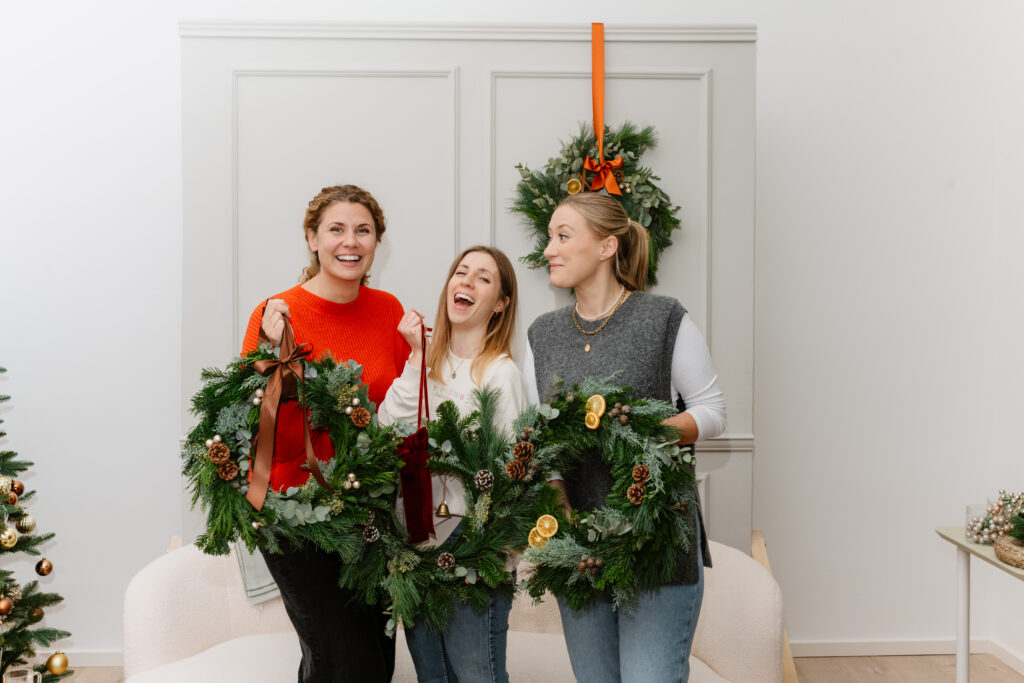 Freundinnen mit ihren Türkränzen