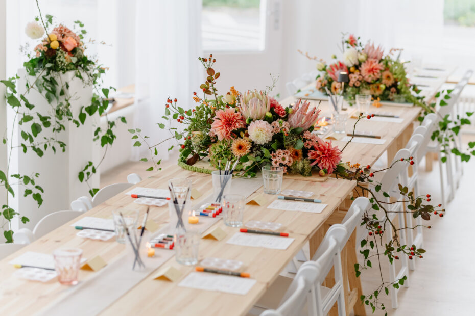 Aquarell-Workshop im Atelier 2, Ansicht lange Tafel mit Blumenstillleben